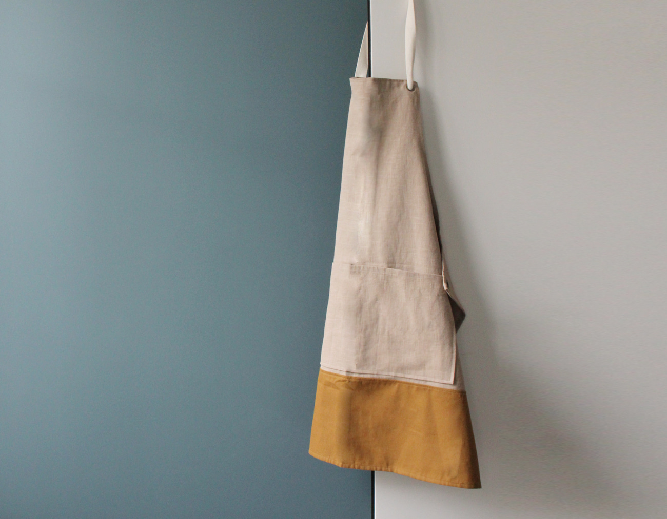 COLOR BLOCK APRON_NATURAL/MUSTARD